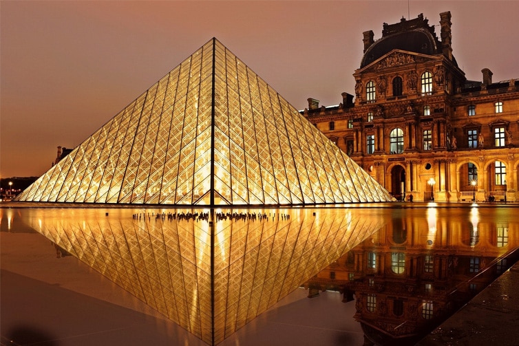 Louvre museum at dusk